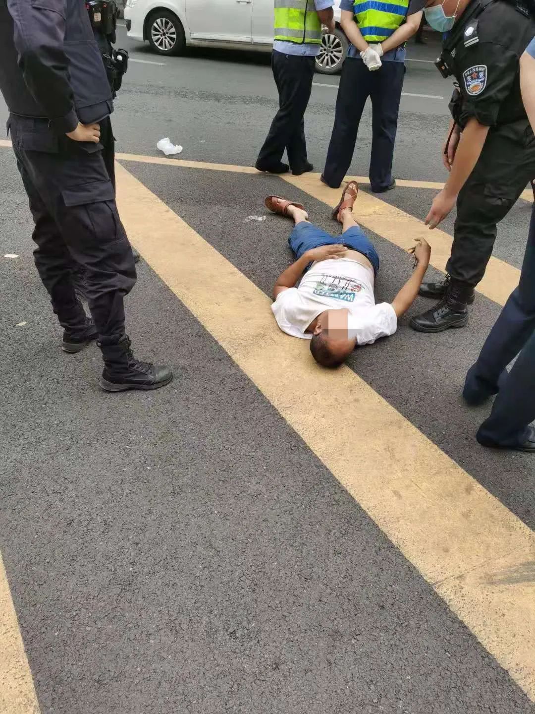 DƬ